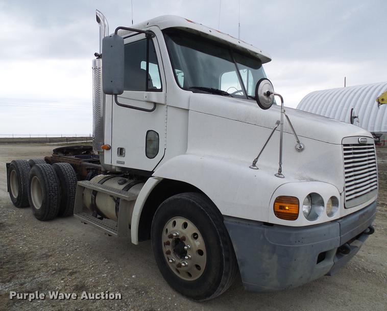 image for item DF7166 2002 Freightliner Century Class truck tractor
