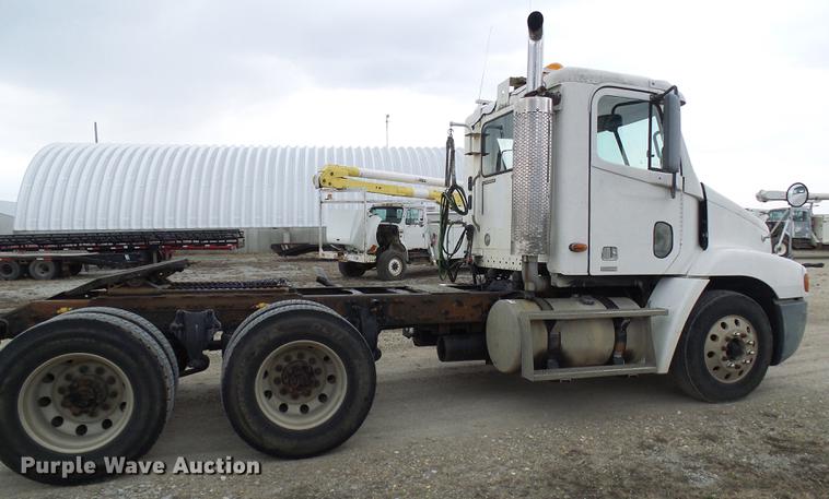 image for item DF7166 2002 Freightliner Century Class truck tractor