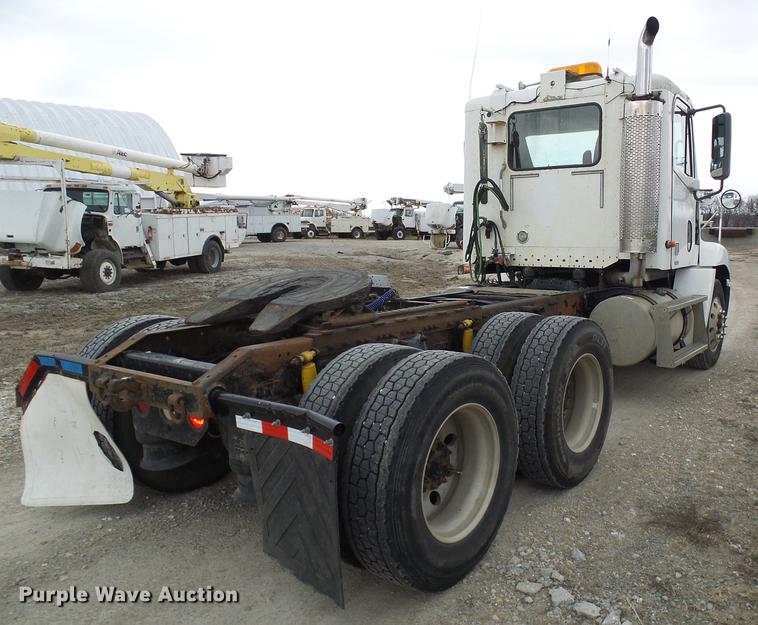 image for item DF7166 2002 Freightliner Century Class truck tractor