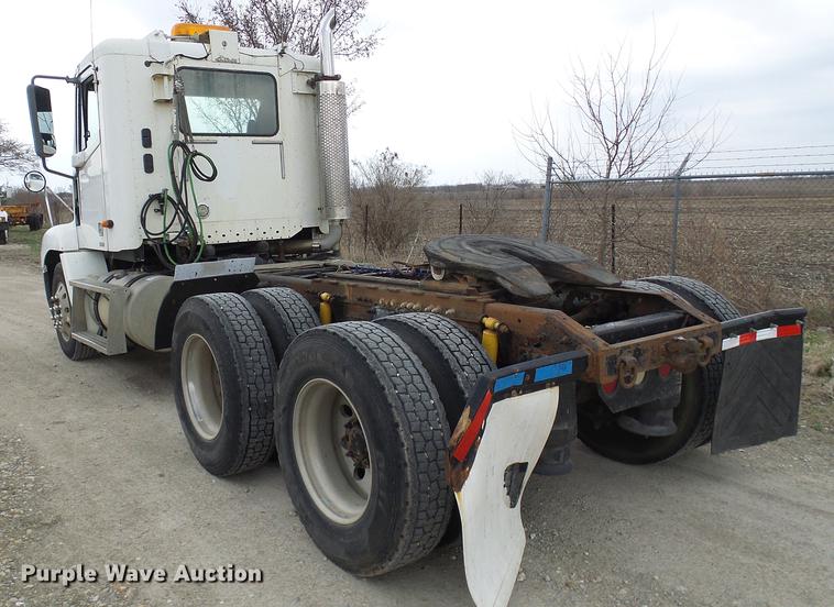 image for item DF7166 2002 Freightliner Century Class truck tractor