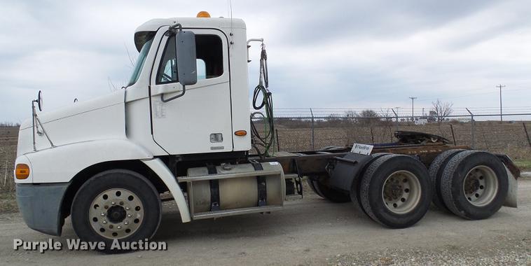 image for item DF7166 2002 Freightliner Century Class truck tractor