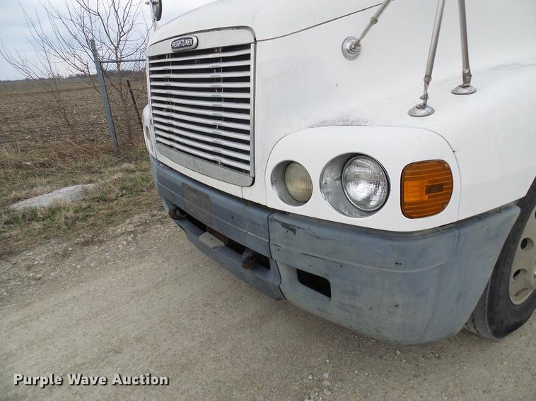 image for item DF7166 2002 Freightliner Century Class truck tractor