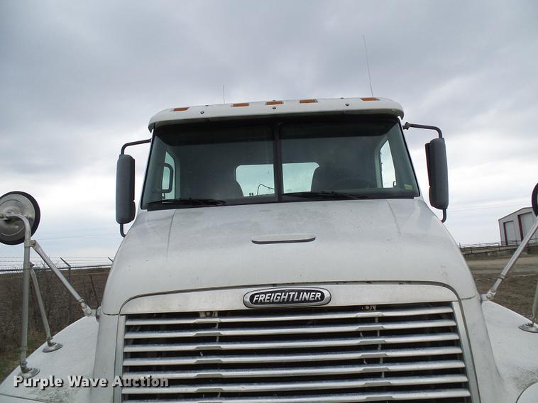 image for item DF7166 2002 Freightliner Century Class truck tractor