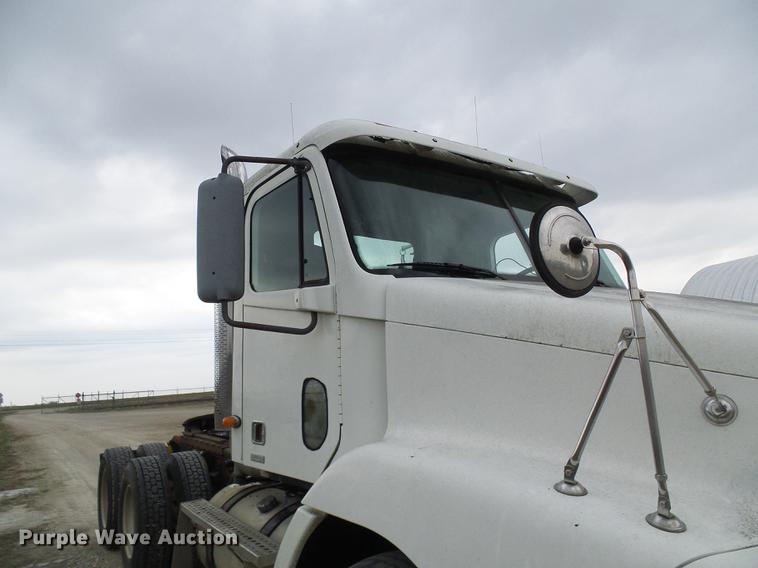 image for item DF7166 2002 Freightliner Century Class truck tractor