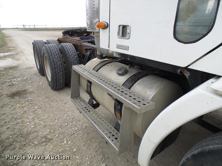 image for item DF7166 2002 Freightliner Century Class truck tractor