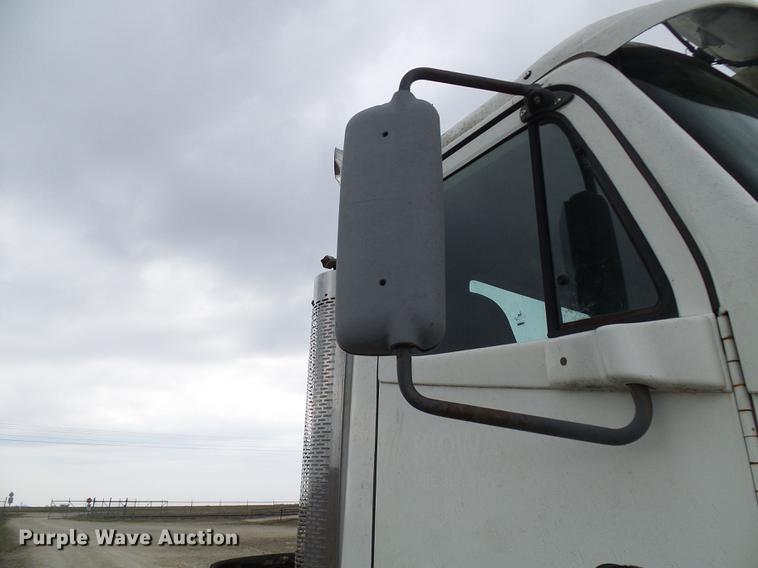 image for item DF7166 2002 Freightliner Century Class truck tractor