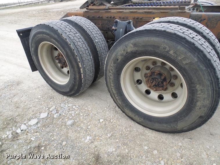 image for item DF7166 2002 Freightliner Century Class truck tractor