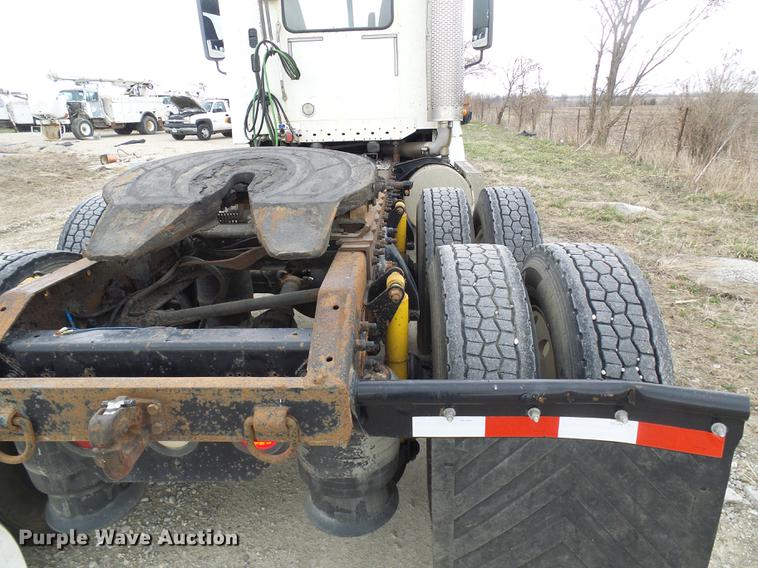 image for item DF7166 2002 Freightliner Century Class truck tractor