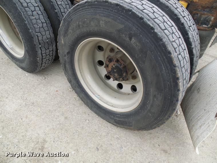 image for item DF7166 2002 Freightliner Century Class truck tractor