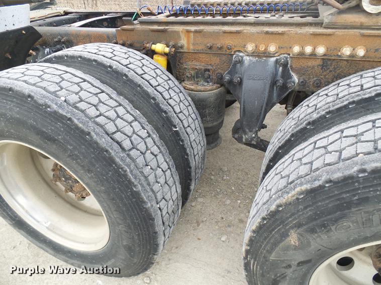 image for item DF7166 2002 Freightliner Century Class truck tractor