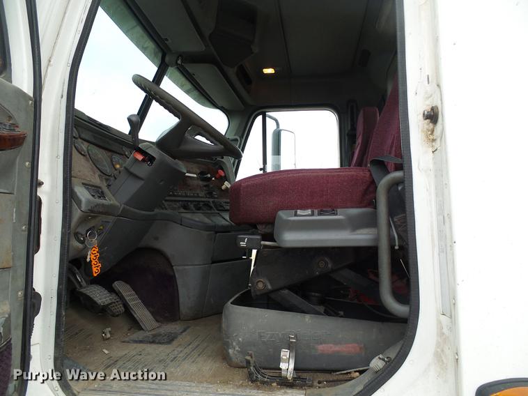 image for item DF7166 2002 Freightliner Century Class truck tractor