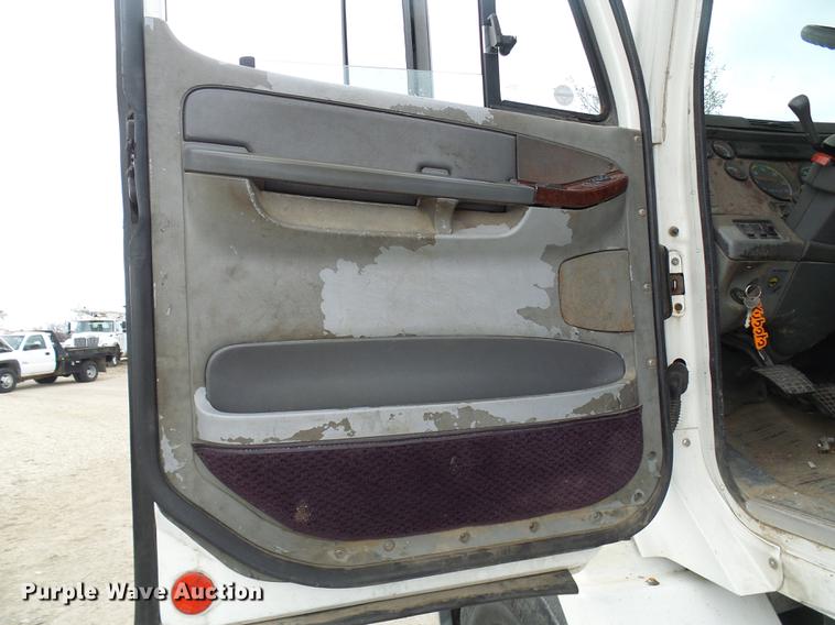 image for item DF7166 2002 Freightliner Century Class truck tractor