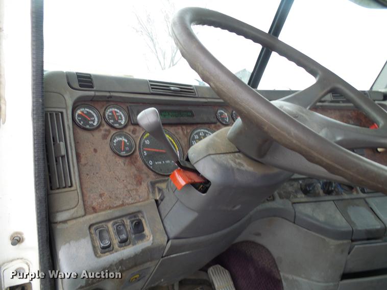 image for item DF7166 2002 Freightliner Century Class truck tractor