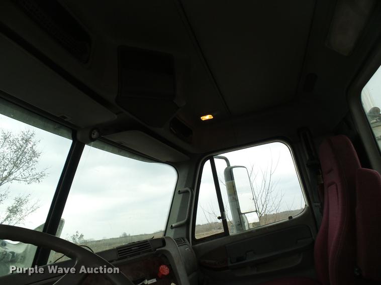 image for item DF7166 2002 Freightliner Century Class truck tractor