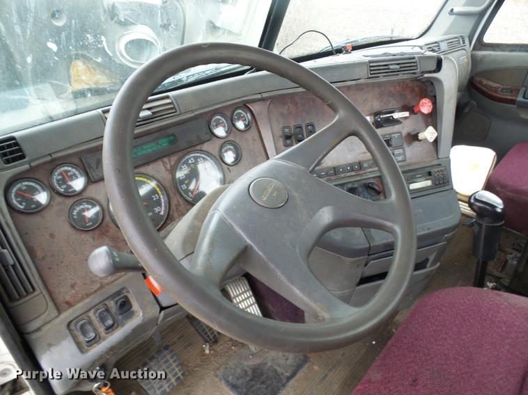 image for item DF7166 2002 Freightliner Century Class truck tractor