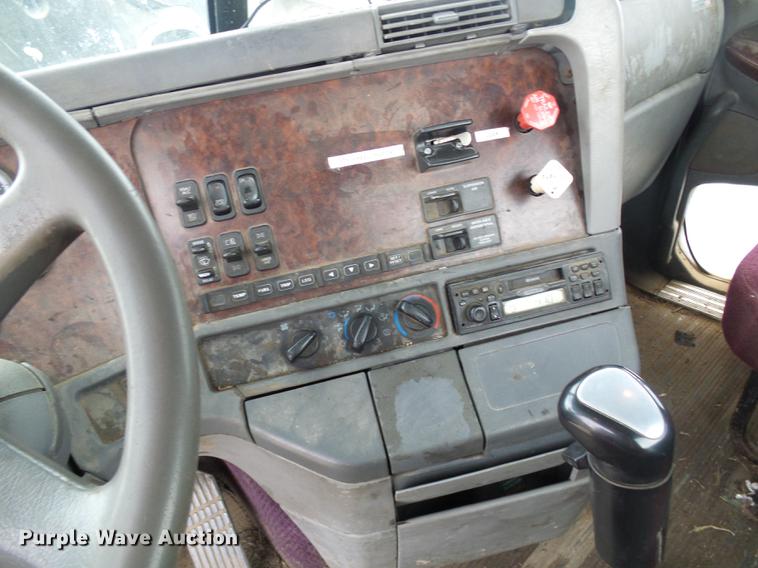 image for item DF7166 2002 Freightliner Century Class truck tractor