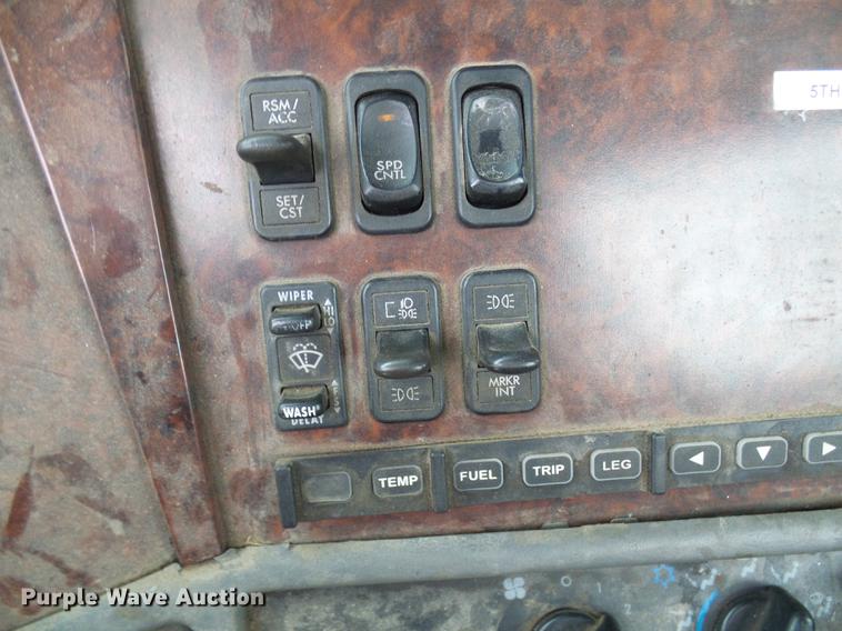 image for item DF7166 2002 Freightliner Century Class truck tractor