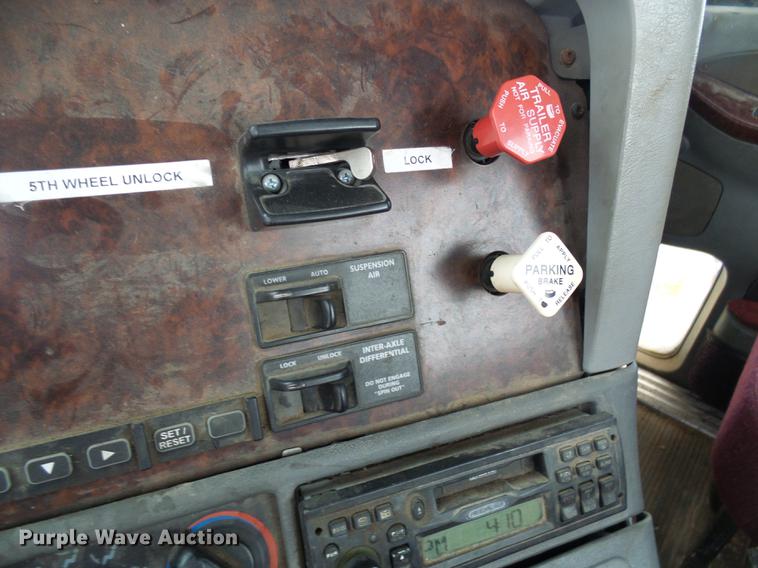 image for item DF7166 2002 Freightliner Century Class truck tractor