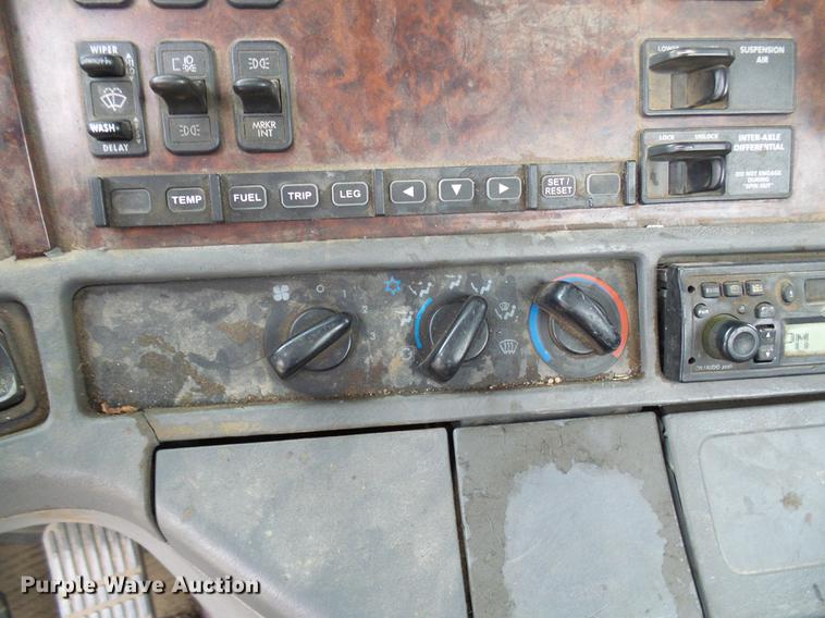 image for item DF7166 2002 Freightliner Century Class truck tractor