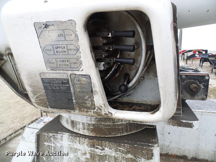 image for item DF7167 2001 Freightliner FL70 bucket truck