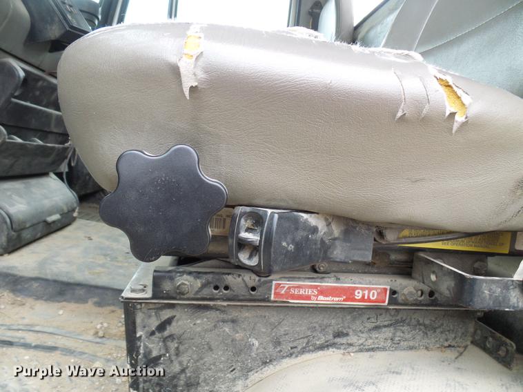 image for item DF7167 2001 Freightliner FL70 bucket truck