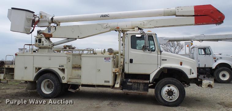image for item DF7168 1999 Freightliner FL80 bucket truck