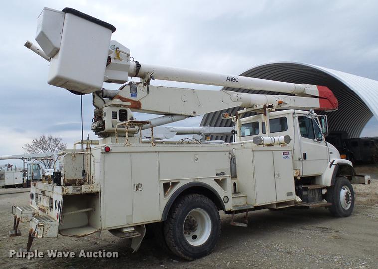 image for item DF7168 1999 Freightliner FL80 bucket truck
