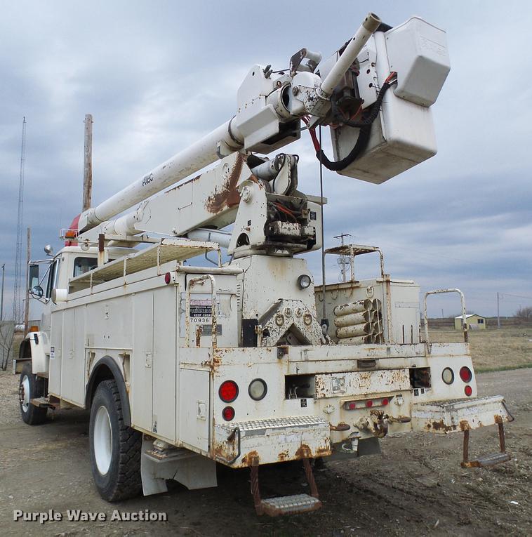 image for item DF7168 1999 Freightliner FL80 bucket truck