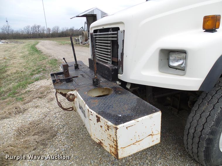 image for item DF7168 1999 Freightliner FL80 bucket truck