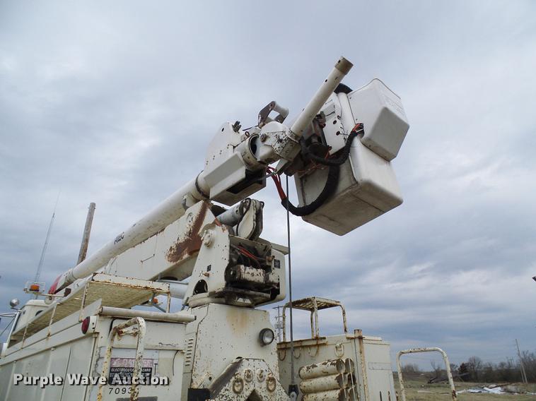 image for item DF7168 1999 Freightliner FL80 bucket truck