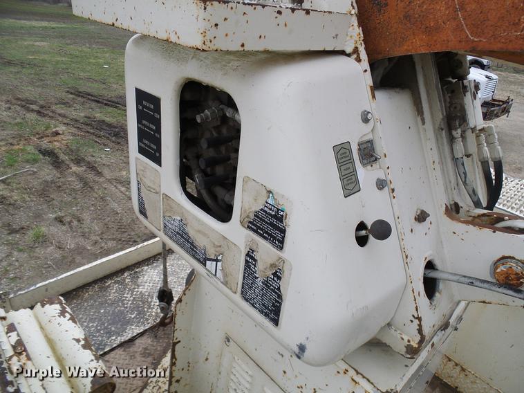 image for item DF7168 1999 Freightliner FL80 bucket truck