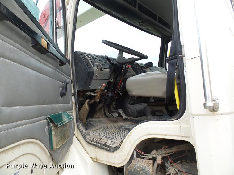 image for item DF7168 1999 Freightliner FL80 bucket truck