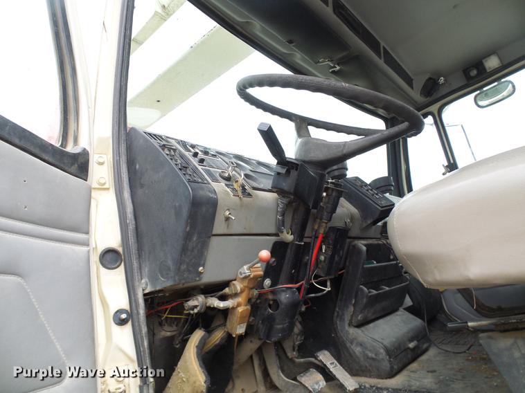 image for item DF7168 1999 Freightliner FL80 bucket truck