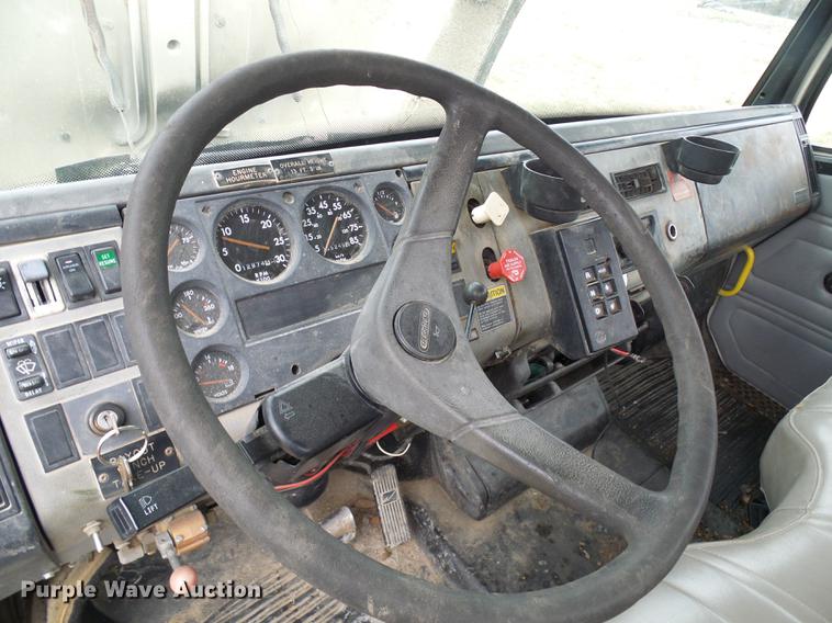 image for item DF7168 1999 Freightliner FL80 bucket truck