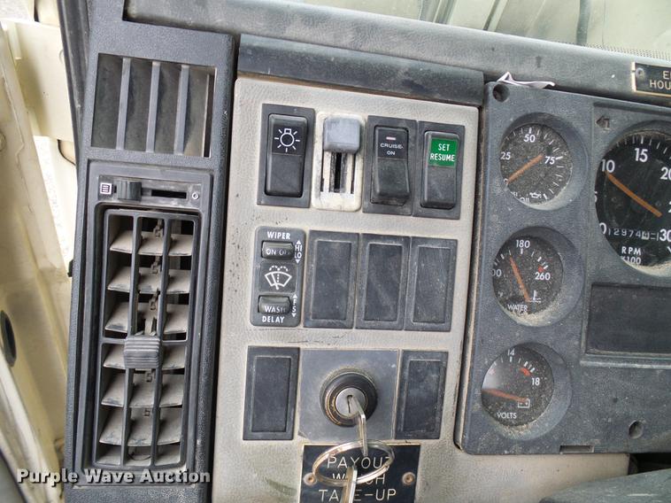 image for item DF7168 1999 Freightliner FL80 bucket truck