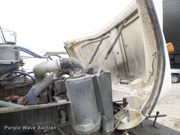 image for item DF7168 1999 Freightliner FL80 bucket truck