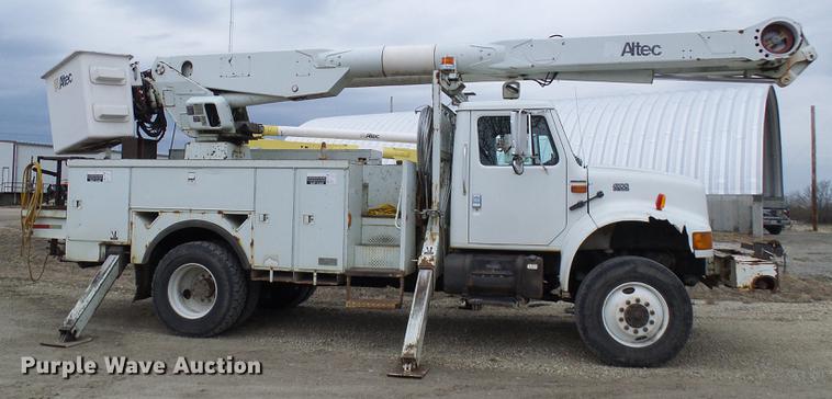 image for item DF7169 2000 International 4800 bucket truck