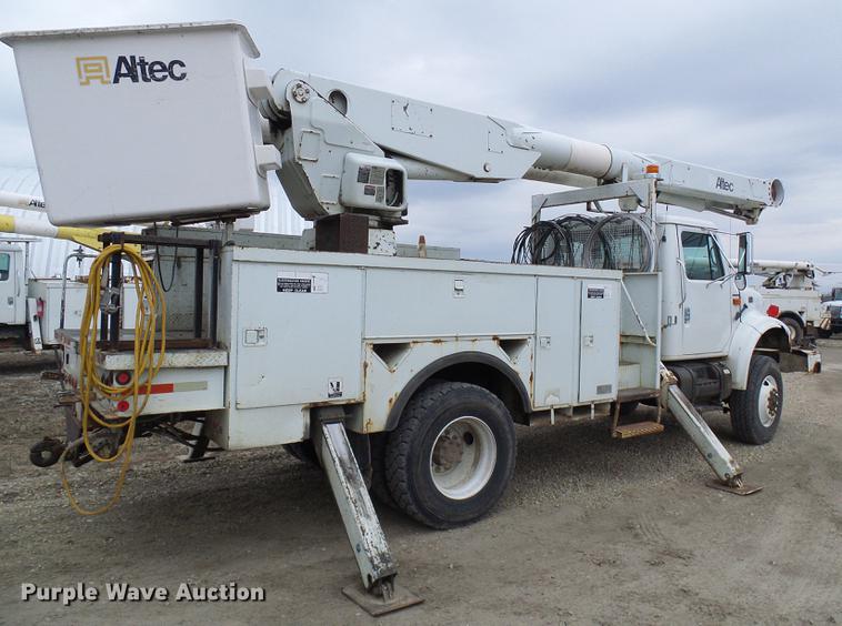 image for item DF7169 2000 International 4800 bucket truck