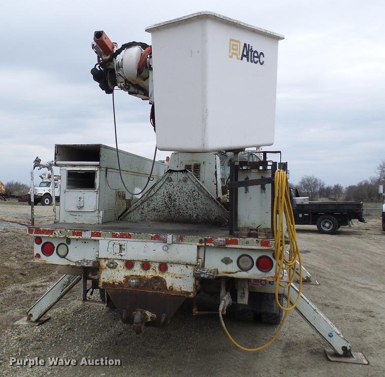 image for item DF7169 2000 International 4800 bucket truck