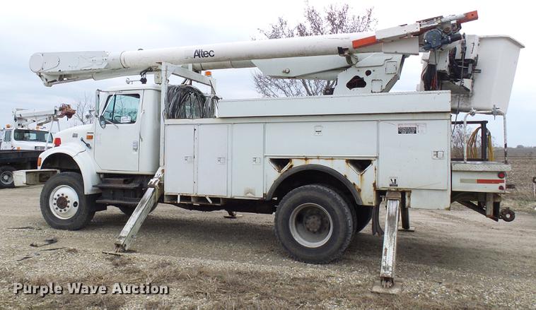 image for item DF7169 2000 International 4800 bucket truck