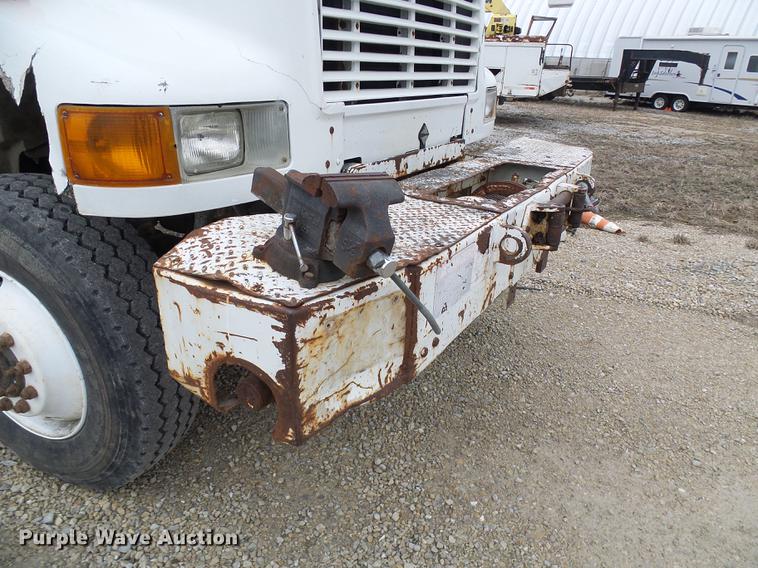 image for item DF7169 2000 International 4800 bucket truck