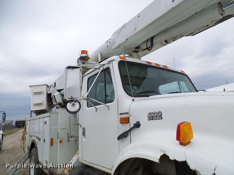 image for item DF7169 2000 International 4800 bucket truck