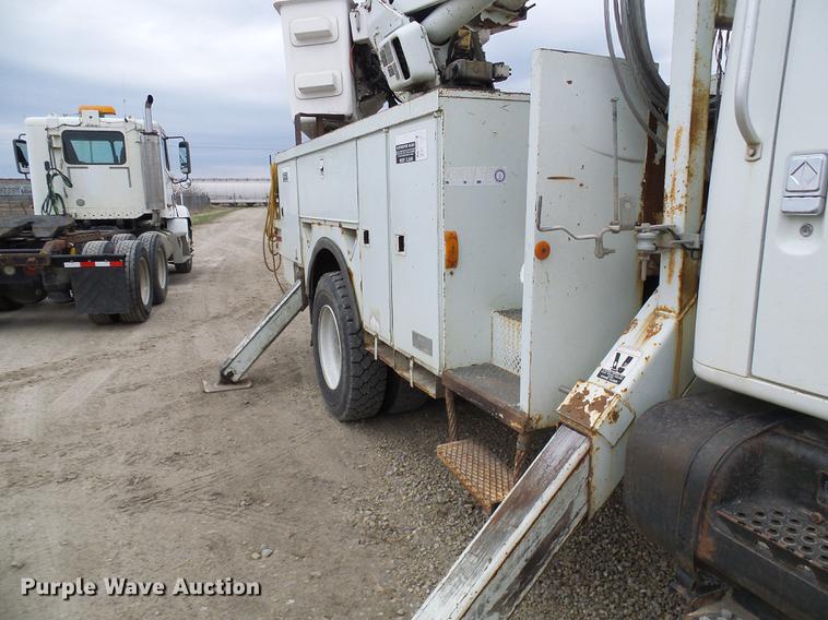 image for item DF7169 2000 International 4800 bucket truck