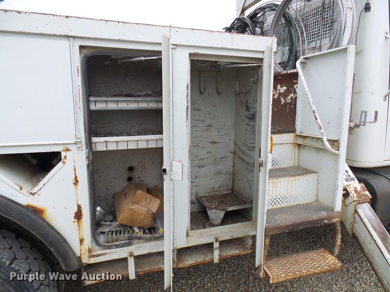 image for item DF7169 2000 International 4800 bucket truck