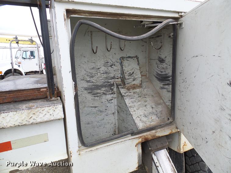 image for item DF7169 2000 International 4800 bucket truck