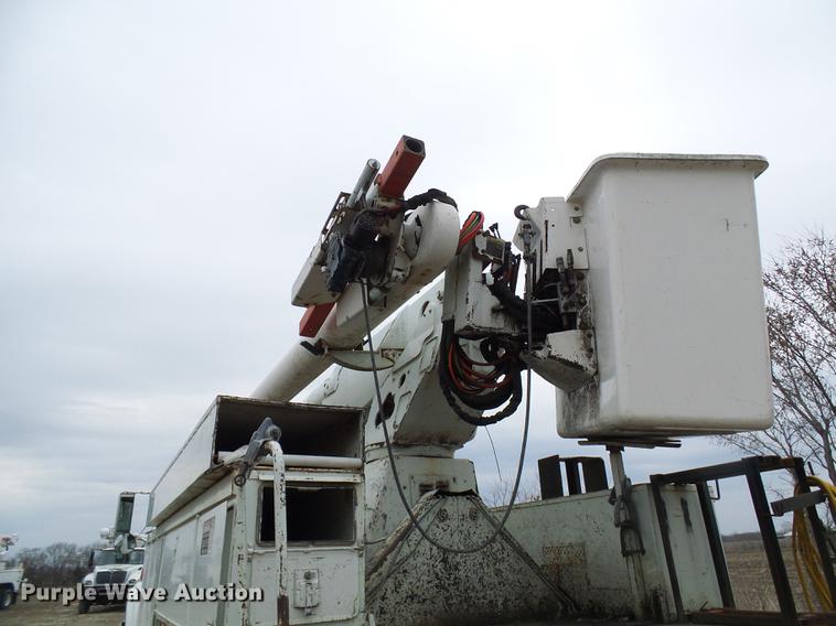image for item DF7169 2000 International 4800 bucket truck