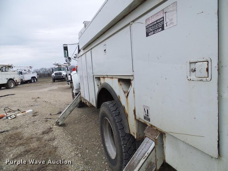 image for item DF7169 2000 International 4800 bucket truck