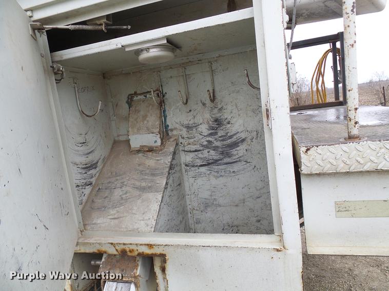 image for item DF7169 2000 International 4800 bucket truck