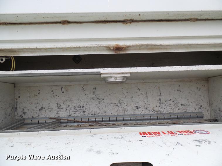 image for item DF7169 2000 International 4800 bucket truck