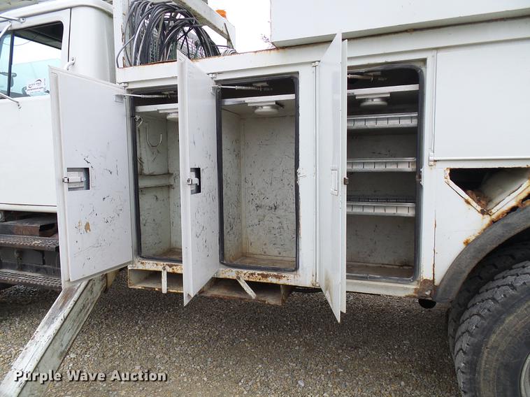 image for item DF7169 2000 International 4800 bucket truck